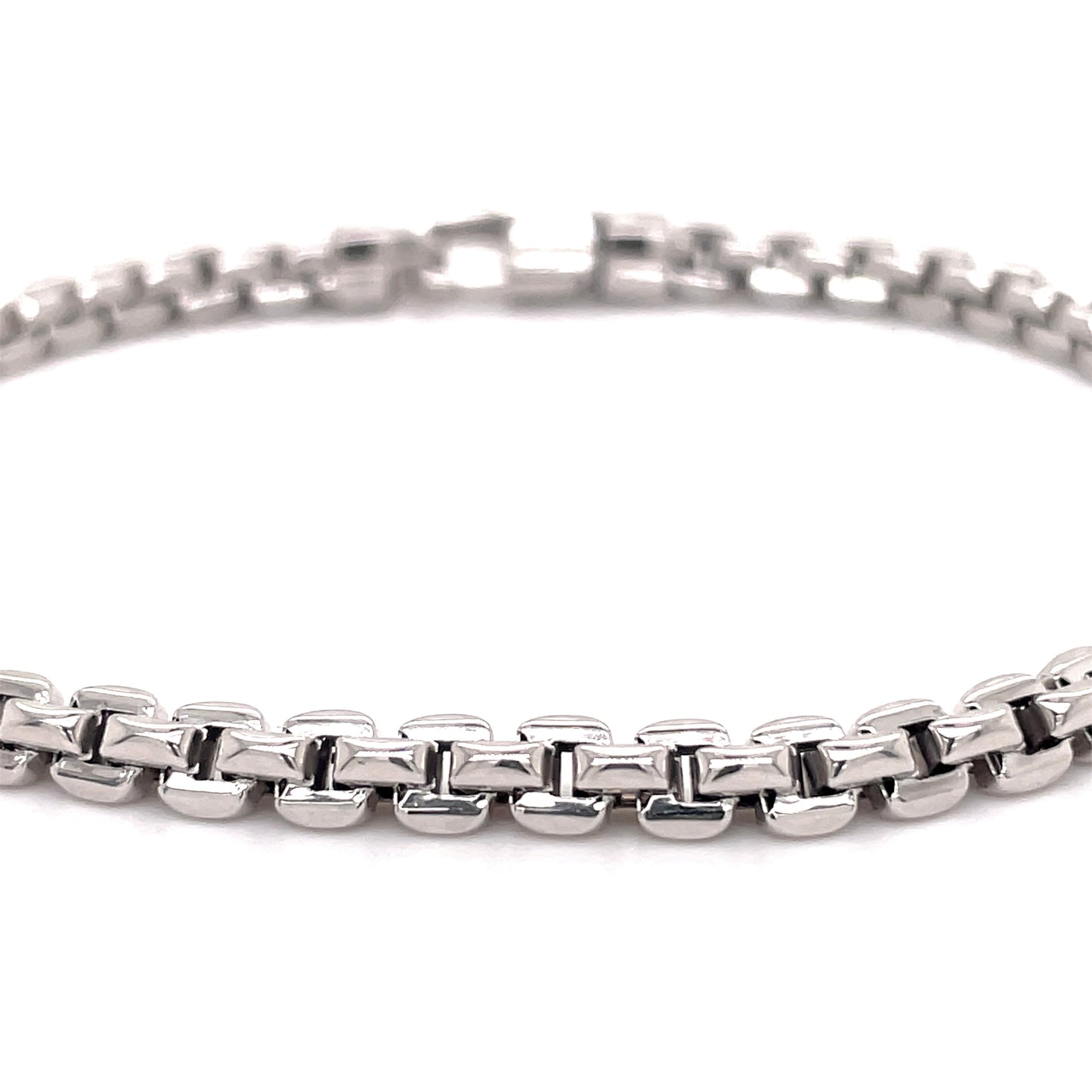 14k Italian White Gold Venetian Box Link Bracelet Front view clasp fastened Close Up