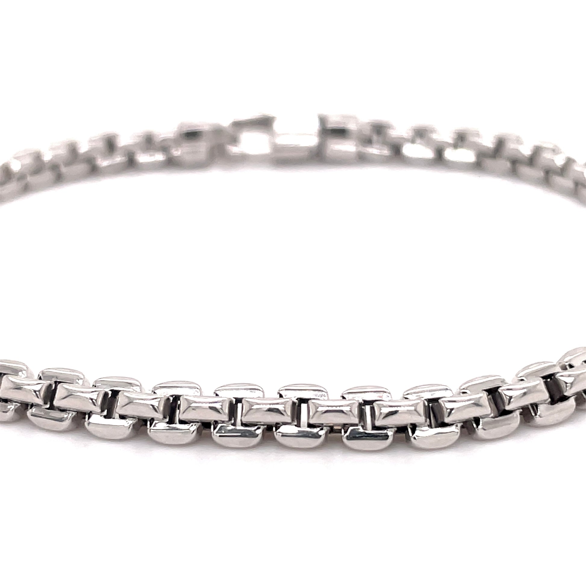 14k Italian White Gold Venetian Box Link Bracelet Front view clasp fastened Close Up
